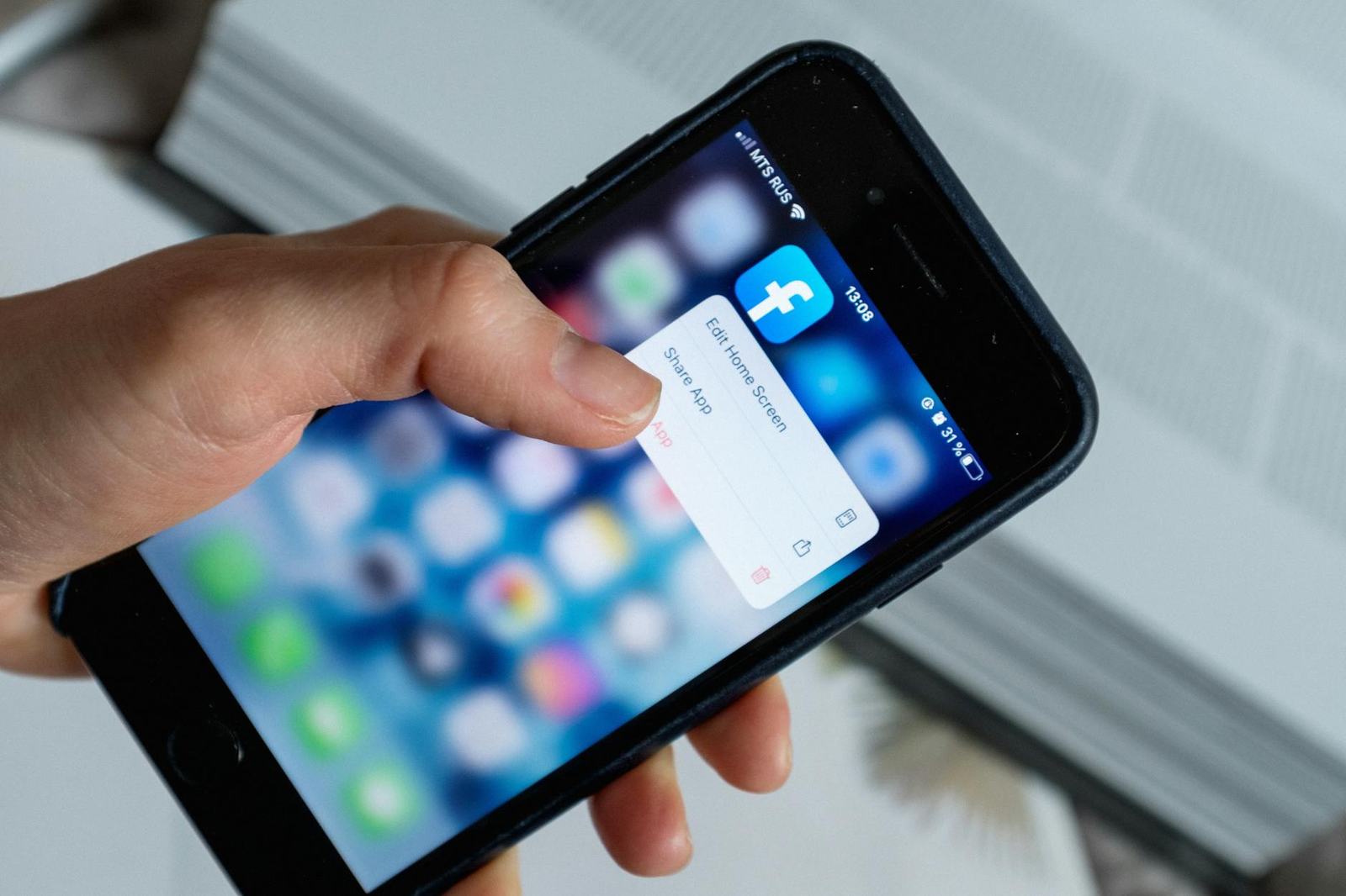 Comprare like su Facebook? Cosa succede davvero (aggiornato 2026)